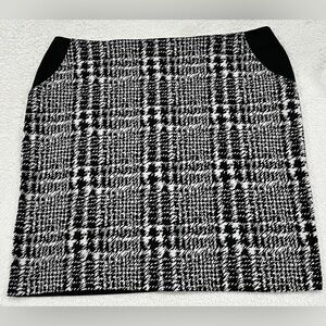 Anne Klein Black and White Houndstooth Pencil, Back is black, Skirt Size 24